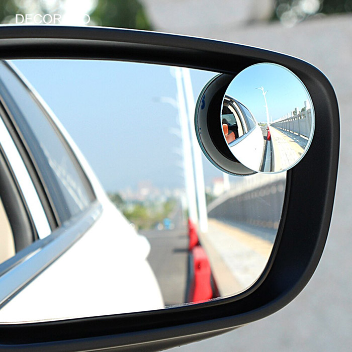 Gương xe hơi có gắn thêm cầu lồi - giúp quan sát rõ hơn