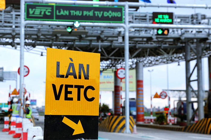 Hệ thống thu phí không dừng VETC được áp dụng tại trạm thu phí Bến Lức