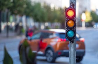 Lỗi vượt đèn đỏ/đèn vàng phạt bao nhiêu?