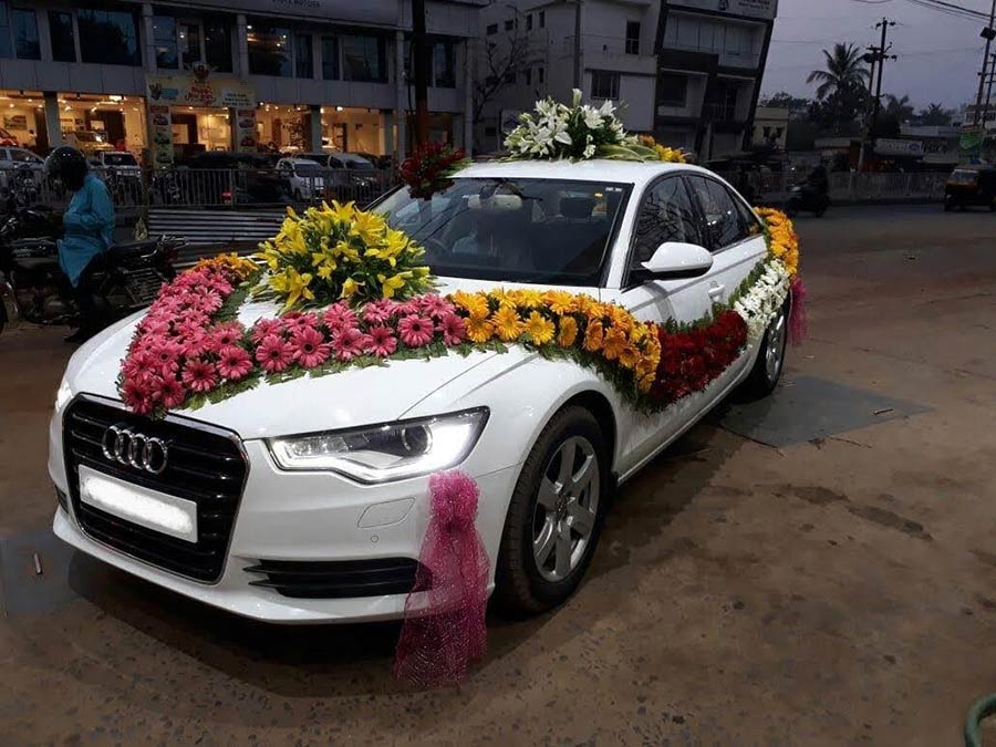 Mẫu trang trí xe hoa cưới sang trọng trên xe Audi